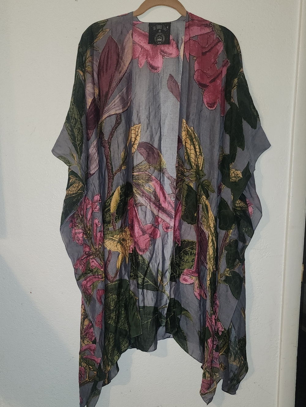 One Hundred Stars Kimono Kew Gardens Magnolia Print. One Size Fits All